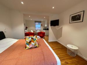 ein Schlafzimmer mit einem Bett und ein Wohnzimmer in der Unterkunft Les Gîtes Du Palais in Dinant