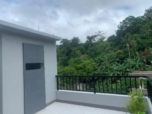 Balkón nebo terasa v ubytování Romblon Transient House
