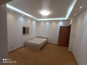 a bedroom with a bed in a room with a door at شقة مفروش ٣ غرف و٢ حمام سرايات المعادى in Cairo