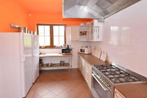 une cuisine avec des appareils électroménagers blancs et un mur orange dans l'établissement Holiday home in Nova Ves nad Nisou - Riesen- und Isergebirge 43191, à Nova Ves nad Nisou 41 autres photos