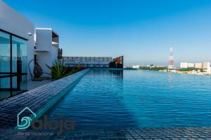 une piscine sur le toit d'un bâtiment dans l'établissement Torre Sofia magnific apartments & estudios with great amenities, à Cancún