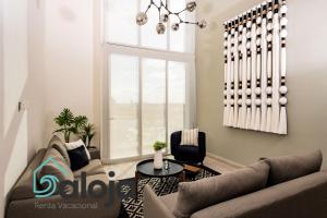 uma sala de estar com um sofá e uma mesa em Torre Sofia magnific apartments & estudios with great amenities em Cancún