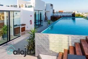 uma piscina no telhado de uma casa em Torre Sofia magnific apartments & estudios with great amenities em Cancún