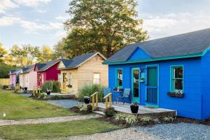 une rangée de maisons colorées dans une rangée dans l'établissement Restored 1930’s Tiny Home 3 min to Cape Charles, à Cape Charles