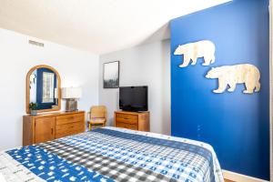a bedroom with a blue wall with two bears on it at WOW Views!!-Mountain Escape-Outdoor Pool-Close to Downtown-WiFi-Cable-Private Balcony in Gatlinburg