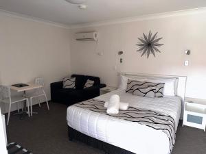 Postel nebo postele na pokoji v ubytování Karuah Motor Inn