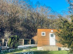 a small building with a door in a yard at Tantra klub "Chaty Steva Jobse" in Prague