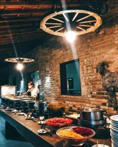 una cocina con ollas y sartenes de comida en una barra en Monte Castelo Gravatá Flat encantador, en Gravatá