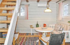 ein Esszimmer mit einem Tisch und Stühlen in der Unterkunft Lovely Home In Gunnarskog With House A Panoramic View in Gunnarskog