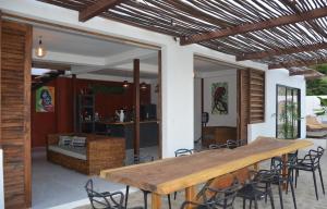 帕洛米諾的住宿－Casa La Rayanna，一间带木桌和椅子的用餐室