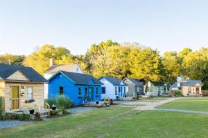 una fila de casas en un barrio residencial en Whimsical Tiny House, Cape Charles Virginia, en Cape Charles