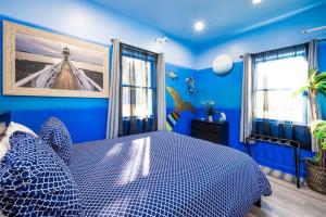 Dormitorio azul con cama y pared azul en Whimsical Tiny House, Cape Charles Virginia, en Cape Charles