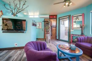 uma sala de estar com cadeiras roxas e uma mesa em Sedona Studio with Amazing View and On-Site Hiking! em Sedona
