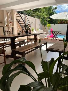 un patio con mesas y sillas y una piscina en Colibrí Apart en Puerto Iguazú
