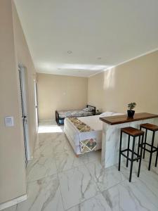Un dormitorio con dos camas y una mesa y sillas. en Colibrí Apart, en Puerto Iguazú 13 fotos más