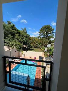 balcón con vistas a la piscina en Colibrí Apart en Puerto Iguazú