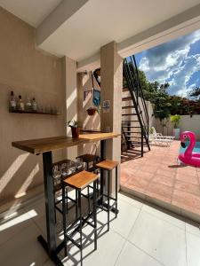 cocina con barra con taburetes y patio en Colibrí Apart, en Puerto Iguazú
