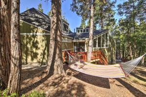 una hamaca frente a una casa con árboles en Lake Arrowhead Family Home with Deck!, en Lake Arrowhead