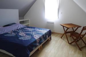 - une chambre avec un lit, une table et une chaise dans l'établissement Modern holiday home 500 m from the sea in Morgat, à Morgat