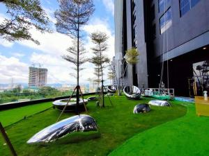 une exposition de bateaux sur l'herbe dans un bâtiment dans l'établissement Arte Mont Kiara by Autumn Suites Premium Stay, à Kuala Lumpur