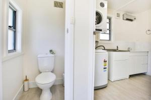 Koupelna v ubytování Idle Hours Pet Friendly 5 Mins Walk to Beach