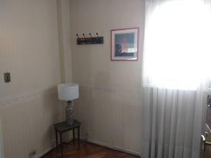 esquina de una habitación con lámpara y ventana en Departamento en Recoleta en Buenos Aires