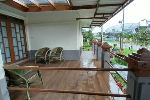 Pirerukafu Villa's - Villa Tipe Thailand di Kota Bunga Puncak tesisinde bir balkon veya teras