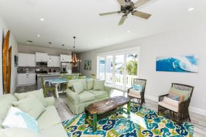 Η κουζίνα ή μικρή κουζίνα στο Fins Up - New Home wPrivate Heated Pool 4 Min Walk to Beach wBeach Gear