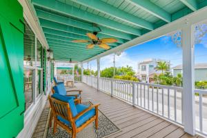 Gallery image of Salty Pirate - NEW Luxury Canal Front Home wWater View PoolSpa Bikes Kayaks Toys in Anna Maria