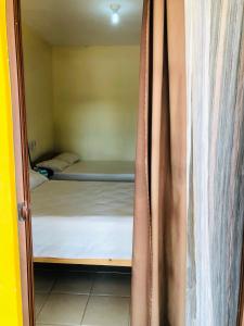 - une petite chambre avec un lit dans l'établissement Habitaciones Chalo, à Garita
