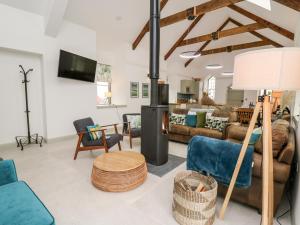 sala de estar con muebles y chimenea en Ysgoldy Brynwyre, en Llanrhystyd