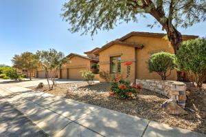 una casa con un albero e un marciapiede di Family Oasis with Pool, 2 Mi to Downtown Chandler! a Chandler