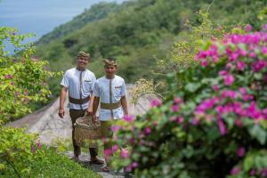 deux hommes debout sur un chemin avec un panier dans l'établissement MATHIS Lodge Amed, à Amed