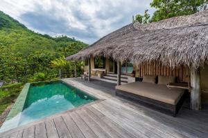 un complexe avec un lit et une piscine dans l'établissement MATHIS Lodge Amed, à Amed