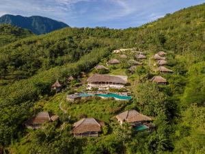 uma vista aérea de um resort nas montanhas em MATHIS Lodge Amed em Amed