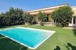 - une piscine dans la cour d'une maison dans l'établissement Magnifique villa avec piscine en bord de Mer, à Lucciana