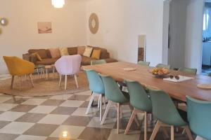 - un salon avec une table et des chaises en bois dans l'établissement Magnifique villa avec piscine en bord de Mer, à Lucciana