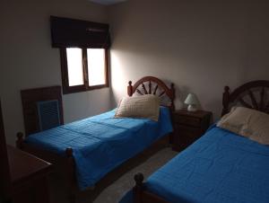 里奧加耶戈斯的住宿－FREEDOM Joa，一间卧室设有两张床和窗户。