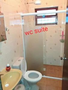 une salle de bains avec toilettes et lavabo dans l'établissement Casa Próximo Centro Itanhaém, à Itanhaém 8 autres photos