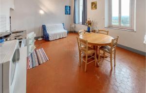 a kitchen and dining room with a table and chairs at Nice Apartment In Fox Amphoux With Outdoor Swimming Pool, 1 Bedrooms And Wifi in Fox-Amphoux