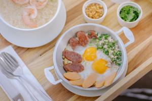 豪华帐篷内部或周边提供的食物