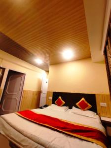 Cama ou camas em um quarto em Shorya Regency Near Mall Road Shimla
