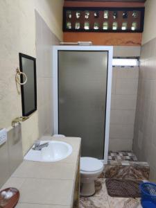 y baño con lavabo y aseo. en Echodi San José Roman 