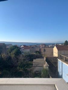 vistas a la ciudad desde el techo de una casa en Apartments Tanjy, en Selce