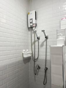 een badkamer met een douche en een zeepdispenser bij Baan Tipsukon in Ko Larn
