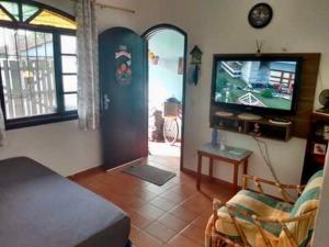 un soggiorno con TV e un soggiorno con TV di Casa Próximo Centro Itanhaém a Itanhaém