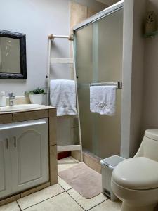 Phòng tắm tại Room near Airport/ Cerca del Aeropuerto