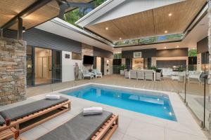uma piscina numa casa com um pátio em Villa Thirty One - Balinese inspired Escape em Cairns