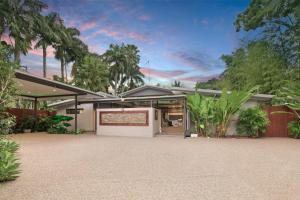 uma casa com uma entrada e uma garagem em Villa Thirty One - Balinese inspired Escape em Cairns