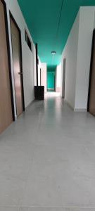 un pasillo vacío de un edificio de oficinas con puertas y suelo en PRIMAVERA LIVING, en Medellín